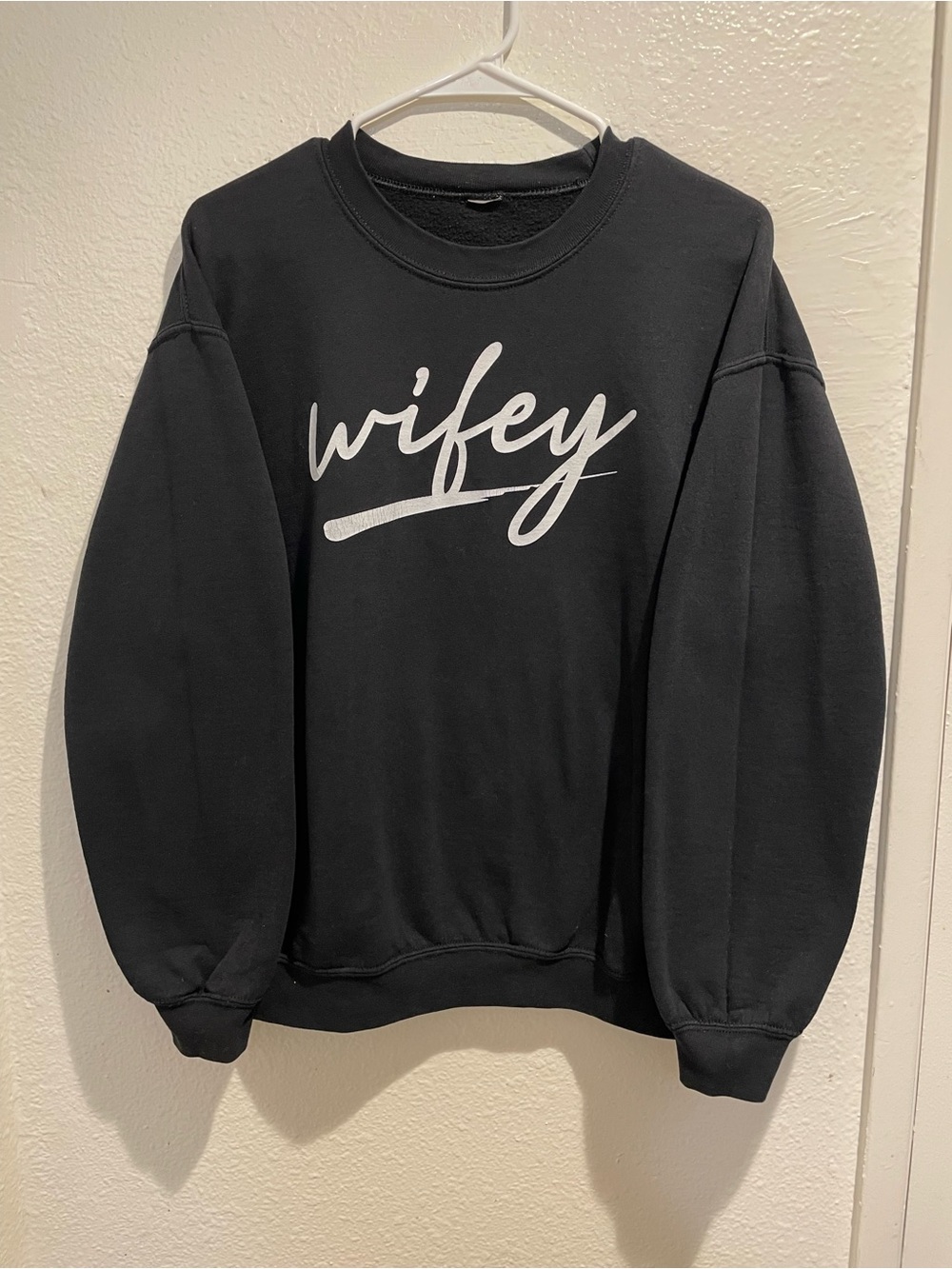 💍 Wifey Cursive Graphic Crewneck Sweatshirt Black Large